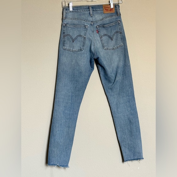 Levi’s jeans wedgie fit skinny pant with distressing. - Picture 4 of 7